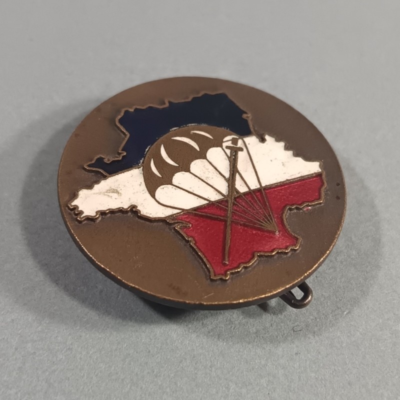 INSIGNE MILITAIRE 1 er BATAILLON DE CHOC PARACHUTISTES FABRICATION DELSART RETIRAGE DU MODELE DU FABRICANT JANVIER